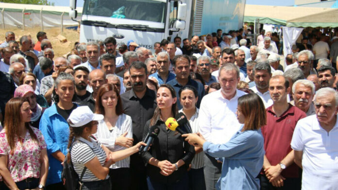 Lors de visites aux habitants de la zone touchée par l'incendie entre Amed et Mardin, les coprésidents du DBP et du DEM Parti ont affirmé que DEDAŞ était responsable et ont promis : « Nous soulagerons cette douleur par la solidarité. »