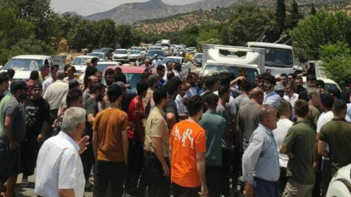 Au Sud-Kurdistan, les habitants ont bloqué une route pour protester contre l’invasion de la région par la Turquie.