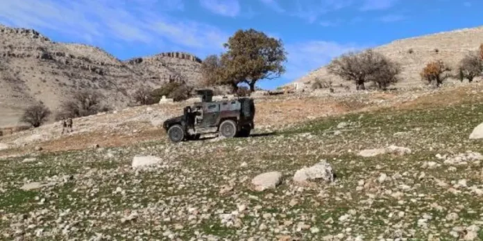 Un incendie s'est déclaré après une opération militaire dans la région rurale d'Omeryan, et les villageois se voient empêcher d'intervenir.