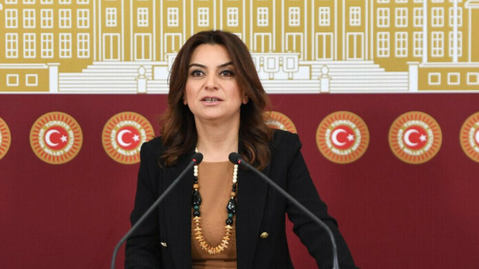 Lors d'une conférence de presse au Parlement, Gülistan Kılıç Koçyiğit, vice-présidente du groupe parlementaire du Parti de l'Égalité et de la Démocratie (DEM Parti), a dénoncé ce qu'elle qualifie de "crime de guerre" commis par la Turquie. Elle accuse l'État turc d'avoir délibérément ciblé et tué des journalistes kurdes dans le district de Seyîdsadiq à Sulaymaniyah, au Kurdistan irakien, lors d'une attaque menée par un drone armé le 23 août dernier.