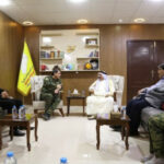 Le Commandement Général des FDS reçoit une délégation de Shengal Le Commandement Général des Forces Démocratiques Syriennes (FDS) a rencontré une délégation de Shengal pour discuter des défis auxquels la région est confrontée. Lors de cette réunion, il a réaffirmé sa disponibilité à fournir un soutien matériel, moral et politique à Shengal.