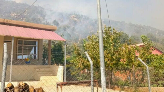 La situation à Barwarî Bala est dramatique, avec des feux de brousse qui ravagent cinq villages à cause des bombardements turcs. Les villages touchés sont Mêrga Qesrê, Girê Sor, Elkîşkê, Cembelkê et Bêlîzanê, selon l'ONG Community Peacemaker Teams (CPT) basée dans la région du Kurdistan en Irak.