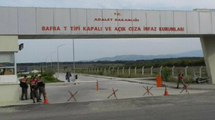 Les prisonniers Enes İlgen et Serdar Başaran, incarcérés à la prison de type T de Bafra, ont été condamnés à 11 jours d’isolement pour avoir écrit des poèmes en kurde dans leurs cahiers.