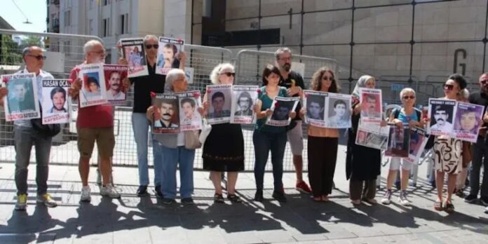 Les Mères du Samedi ont tenu leur 1012e rassemblement hebdomadaire à Galatasaray Meydanı pour réclamer des réponses sur le sort de leurs proches disparus en détention et pour exiger que les responsables soient jugés. Cette semaine, leur attention s’est portée sur Abdurrahim Demir, dont la disparition est restée inexpliquée depuis 29 ans.