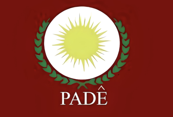 À l’occasion du 10e anniversaire du 74e génocide de la communauté yezidie, le gouvernement irakien a pris la décision de dissoudre le Parti de la Liberté et de la Démocratie Yézidi (PADÊ). Cette interdiction a suscité de vives réactions, notamment de la part de plusieurs partis démocratiques irakiens qui y voient une décision injuste et motivée par des raisons politiques. L’interdiction du PADÊ est perçue comme étant liée à ses liens présumés avec le Parti des travailleurs du Kurdistan (PKK), une organisation considérée comme terroriste par la Turquie et plusieurs autres États.