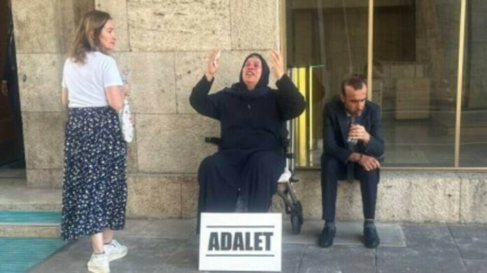 Emine Şenyaşar et son fils, Ferit Şenyaşar, député du DEM, poursuivent leur action pour la justice devant le Parlement à Ankara.