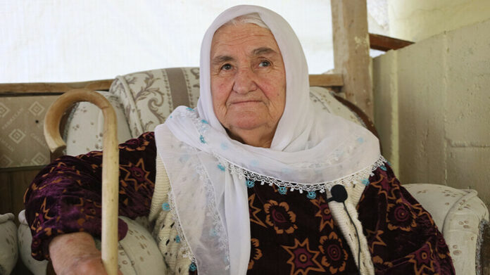 Makbule Özer, une femme de 80 ans originaire de Van-Edremit (Wan-Ertêmetan), a été libérée pour la deuxième fois après avoir purgé une peine de prison. Incarcérée initialement avec son mari en 2022 pour « soutien au terrorisme », elle a été libérée au bout de quatre mois en raison de sa santé déclinante. Toutefois, après une évaluation médicale de l'Institut de médecine légale (ATK), elle a été déclarée apte à la détention et emprisonnée de nouveau. Après avoir passé un total de 254 jours en prison, elle a été libérée le 31 août. Dans une interview accordée à l'agence de presse Mezopotamya (MA), elle est revenue sur ses conditions de détention et sur l'impact de son emprisonnement.