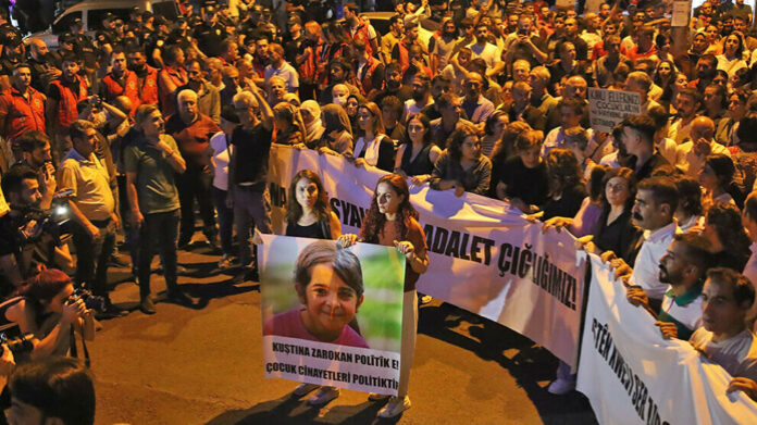 Après le meurtre de la petite Narin Güran, âgée de huit ans, des milliers de personnes ont manifesté dans les rues d'Amed (Diyarbakır), dénonçant les liens entre les politiques du régime turc et ce crime odieux.