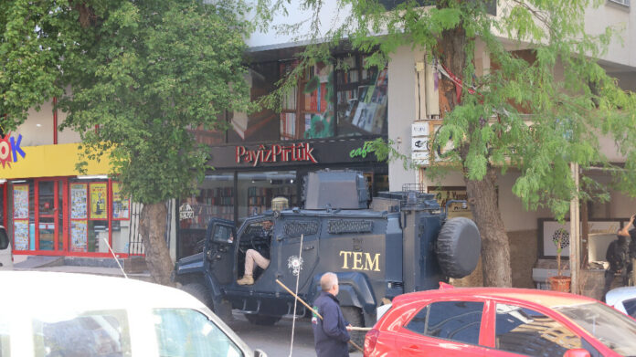 La police turque a pris d’assaut une association d'enseignement de la langue kurde et une maison d'édition à Diyarbakir ce mardi matin.