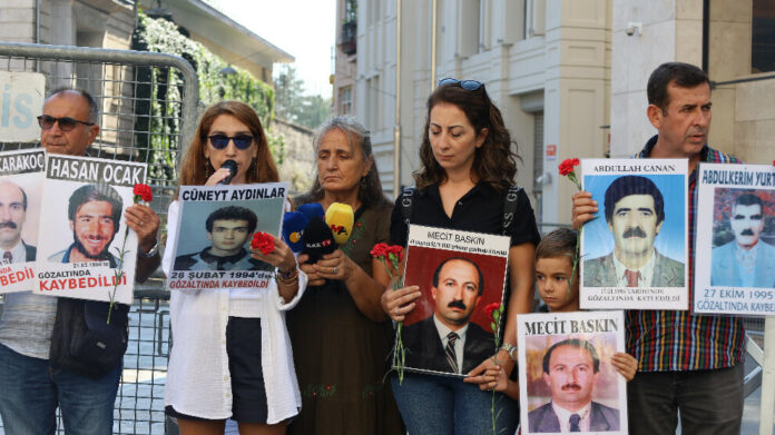 Les Mères du Samedi se sont réunies pour rendre hommage à  Abdülmecit Baskın, dont le corps a été retrouvé après son arrestation en 1993.