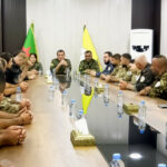 Les FDS discutent des défis militaires et sécuritaires Dans le cadre de ses réunions régulières avec les conseils militaires de la région du Nord et de l'Est de la Syrie, le Commandement Général des Forces Démocratiques Syriennes (FDS) a tenu une série de rencontres avec le Commandement de la région d'Al-Jazira et ses Conseils Militaires de Tal Tamir, Amuda, le Conseil militaire syriaque et les Forces de la Garde d'al-Khabour.