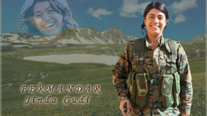 La commandante des Unités de protection des femmes (YPJ), Jînda Cûdî, a été tuée le 3 octobre 2024 lors d’une attaque de drone menée par l’armée turque sur la route reliant Qamişlo à Amudê, a annoncé samedi le commandement général des YPJ.