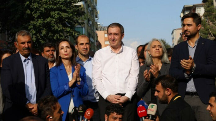 Lors d'une manifestation à Amed (Diyarbakır) exigeant la liberté du leader du peuple kurde Abdullah Öcalan et une solution à la question kurde, l’avocat Rezan Sarıca a lancé un appel au gouvernement : « Mettez fin à la torture, ouvrez les portes d'İmralı. »