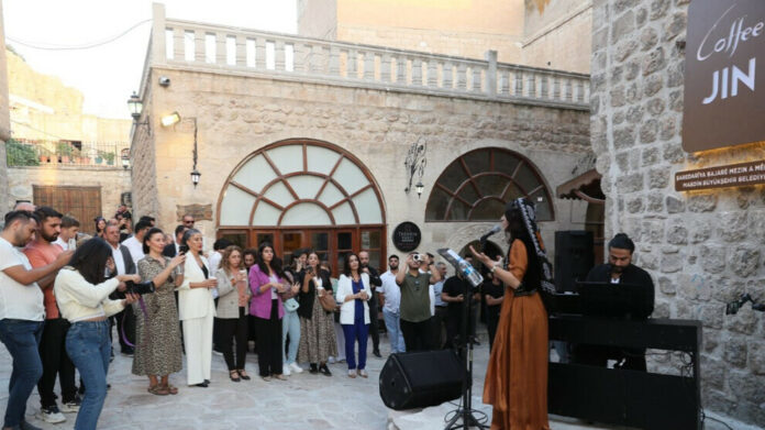 Un café géré par des femmes a ouvert ses portes dans la ville de Mardin administrée par le parti DEM.