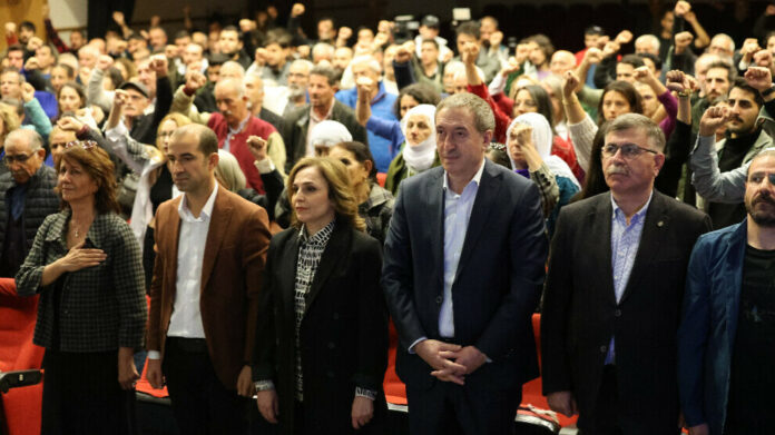 Le co-président du Parti pour l'Égalité et la Démocratie des Peuples (DEM Parti), Tuncer Bakırhan, a déclaré lors du 4e Congrès ordinaire du Parti Socialiste des Opprimés (ESP) : « Nous disons au gouvernement que le principal négociateur de cette question est M. Öcalan. Ouvrez les portes d'İmralı pour que ses idées puissent rencontrer le peuple. »