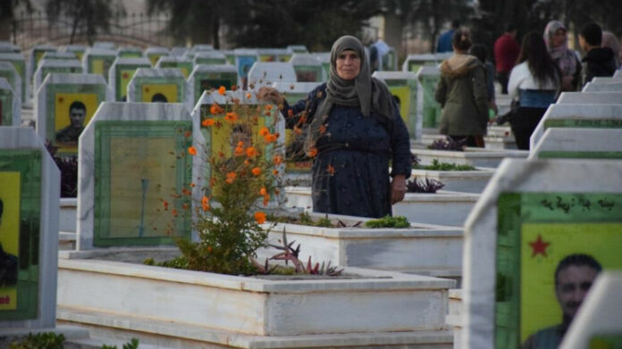 Il y a dix ans, le 1er novembre 2014, le monde entier a manifesté pour soutenir la résistance de Kobanê contre l’EI