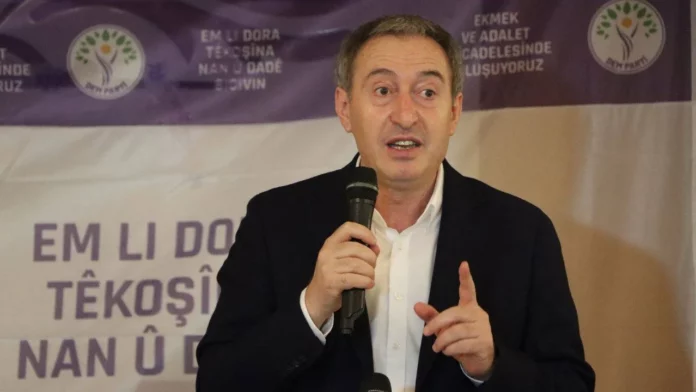 Tuncer Bakırhan, co-président du Parti de l'égalité et de la démocratie des peuples (DEM Parti), a mis l'accent sur les débats concernant une nouvelle constitution lors d'une rencontre avec les citoyens à Bursa, en Turquie. Il a souligné la nécessité de mettre fin à l'isolement de certaines personnalités politiques et a appelé à une redéfinition de la citoyenneté en Turquie.