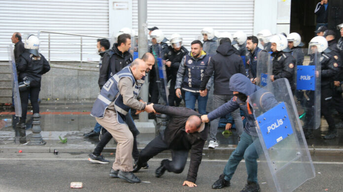 Des dizaines de personnes ont été visées par la police lors de manifestations contre la nomination d’administrateurs pour remplacer les maires élus par la population kurde lors des élections locales du 31 mars.