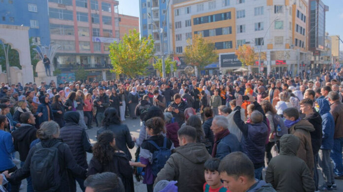 Des milliers de manifestants ont défilé contre l’usurpation de la municipalité de Batman, affirmant : « Nous réussirons par la résistance ».