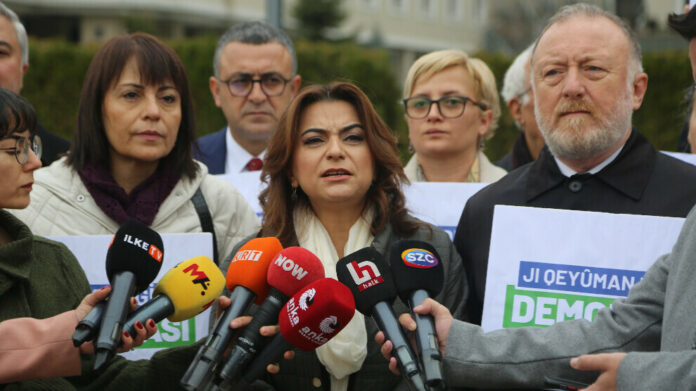 Les députés du parti DEM ont protesté devant le ministère de l'Intérieur à Ankara contre la destitution des maires kurdes