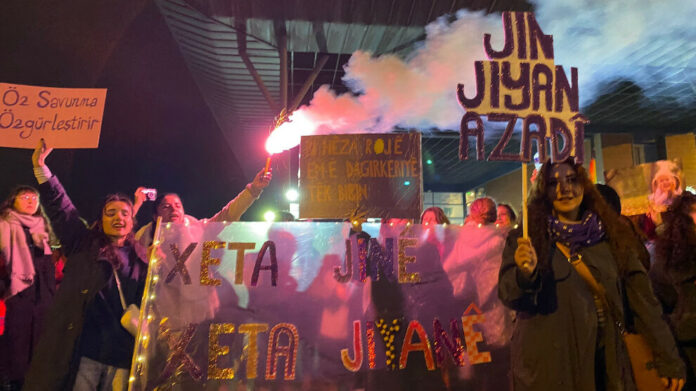 À Istanbul, les autorités ont déployé lundi un important dispositif policier pour tenter d’empêcher une manifestation organisée à l'occasion de la Journée internationale contre les violences faites aux femmes.