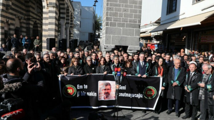 Lors de la commémoration organisée à Diyarbakir, devant le minaret à quatre pieds où Tahir Elçi a été tué il y a neuf ans, ses confrères se sont engagés à poursuivre la quête de justice jusqu'à ce que les coupables soient démasqués.