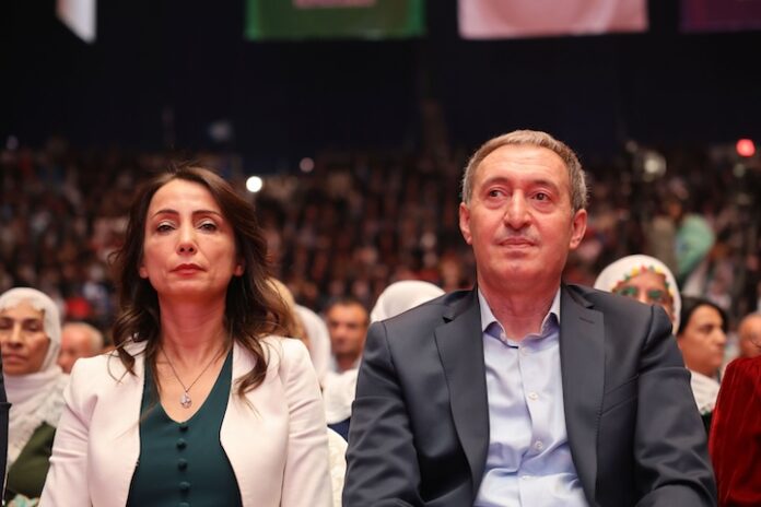 Les coprésidents du Parti des Peuples pour l’Égalité et la Démocratie (DEM Parti), M. Tuncer Bakırhan et Mme Tülay Hatimoğulları, ont déposé une demande officielle auprès du ministère turc de la Justice pour rencontrer le leader kurde Abdullah Öcalan, actuellement détenu en isolement à la prison de haute sécurité de type F d'İmralı.