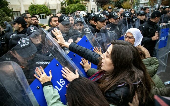 Le gouvernement turc a destitué ce matin les co-maires kurdes démocratiquement élus des villes de Mardin, Batman et Halfeti pour les remplacer par des administrateurs désignés par l’État.