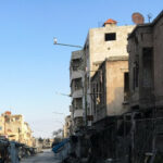 Affrontements dans le nord-ouest de la Syrie : escalade des violences et inquiétudes internationales Depuis plusieurs jours, le nord-ouest de la Syrie est le théâtre d’intenses affrontements. Les tensions ont explosé lorsque des groupes djihadistes soutenus par la Turquie ont lancé une offensive majeure contre la ville d’Alep, entraînant le retrait des forces du régime syrien. Cet événement a exacerbé une situation déjà fragile, marquée par des combats acharnés et des bombardements incessants.