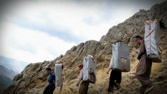 Chaque jour, les Kolbar traversent la zone frontalière montagneuse entre le sud, le nord et l’est du Kurdistan pour gagner leur vie.