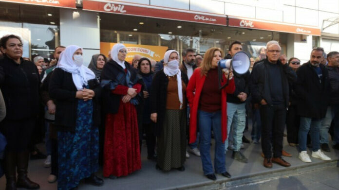 Les co-maires DEM de la municipalité d'Akdeniz, dans la province de Mersin, ont été arrêtés tôt ce matin. La mairie est actuellement assiégée