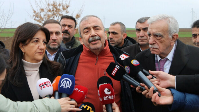 Après leur rencontre d'aujourd'hui avec Selahattin Demirtaş et Adnan Selçuk Mızraklı, la délégation İmralı du Parti Démocratie et Égalité des Peuples (DEM Parti) a déclaré : « Ce que nous cherchons à établir maintenant, c'est la paix. Nous attendons le soutien de tous. La paix n'a pas de perdants. »