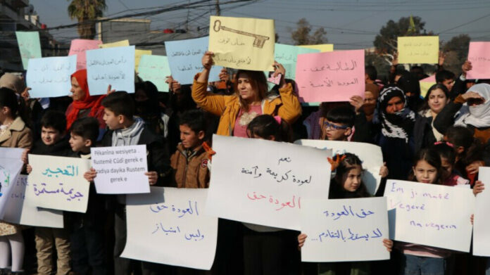 Sous le slogan « Retour sûr à Serêkaniyê », le Comité des déplacés internes (IDPs) de Serêkaniyê a organisé une marche à Qamishlo, dans le canton de Cizîrê, et remis une lettre à l’ONU, réclamant des mesures contre l’occupation.