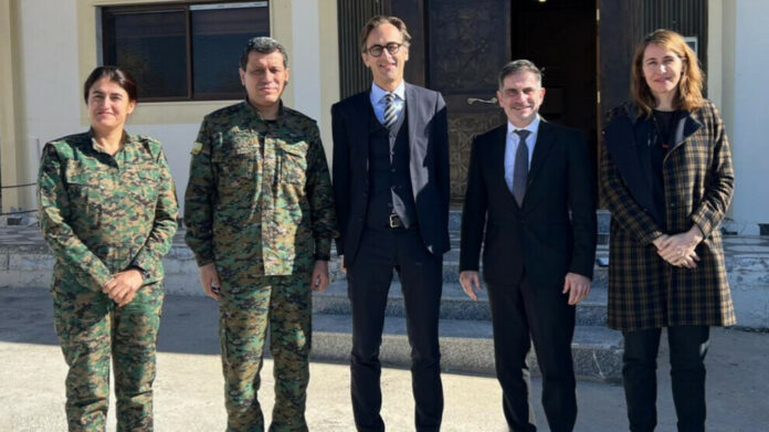 Le Directeur du Moyen-Orient du ministère des Affaires étrangères allemand rencontre les commandants généraux des FDS et des YPJ