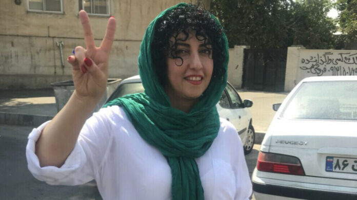 "La corde de la potence est au-dessus de la tête de Pakhshan Azizi et Warisha Moradi", a alerté Narges Mohammadi