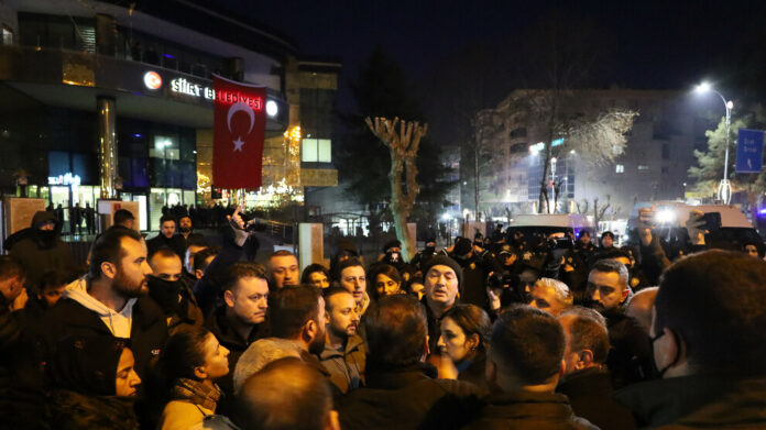 Le gouvernement turc a nommé ce matin un administrateur d’État à la tête de la mairie kurde de Siirt, évinçant les co-maires élus du DEM.