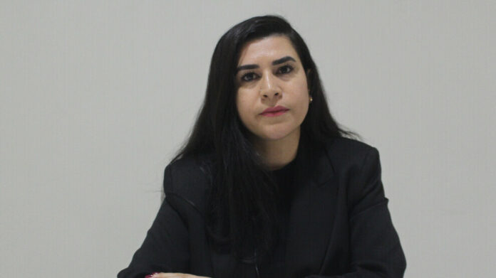 Arjin Dilek Öncel, membre du conseil d'administration de l'Association des femmes journalistes de Mésopotamie, dénonce les attaques systématiques du gouvernement turc contre la presse libre.