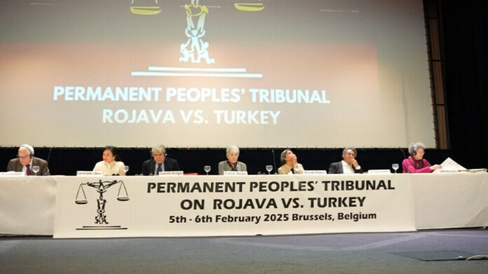 Le Tribunal permanent du peuple sur le Rojava contre la Turquie s'est ouvert à Bruxelles, mettant en lumière les attaques de l'État turc contre le Rojava de 2018 à 2024, et les soumettant à un examen détaillé et documenté.