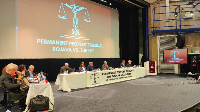 Le deuxième jour du Tribunal populaire permanent sur la Rojava contre la Turquie, qui se tient à Bruxelles, a commencé avec la présentation du cas du féminicide politique d'Hevrin Khalaf par l'avocate Barbara Spinelli.