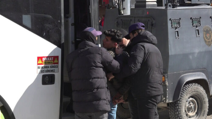 À Van, les manifestations contre la nomination d'un administrateur gouvernemental à la place des co-maires Abdullah Zeydan et Neslihan Şadal ont conduit à l'arrestation de près de 400 personnes, dont 55 enfants, selon des sources de défense des droits humains et d'organisations juridiques. Parmi les personnes arrêtées, 24 ont été incarcérées et environ 50 ont été relâchées après les procédures policières.