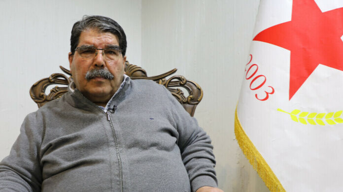 Le politicien du PYD, Salih Muslim, a déclaré que l'accord signé par le commandant des FDS, Mazloum Abdi, et le président par intérim syrien, Al-Sharaa, allait dans le sens de la lettre d'Abdullah Öcalan. 