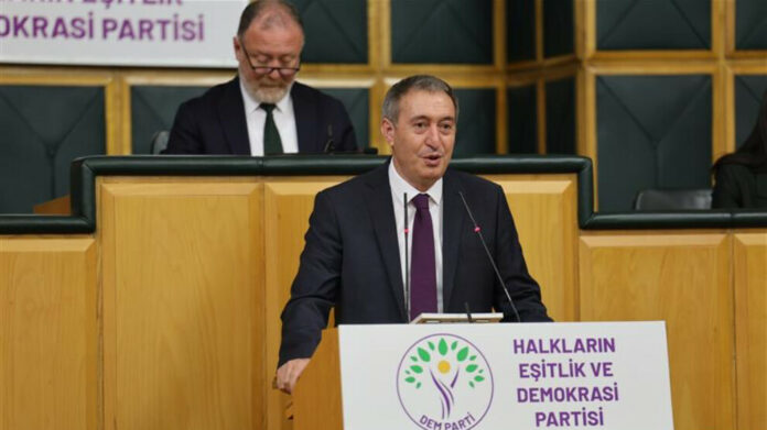 Lors de la réunion hebdomadaire du groupe parlementaire de son parti, Tuncer Bakırhan, coprésident du DEM Parti, a appelé à un engagement fort en faveur du processus de paix, soulignant la nécessité de « deux pas majeurs » : un cadre juridique solide et une volonté politique affirmée.