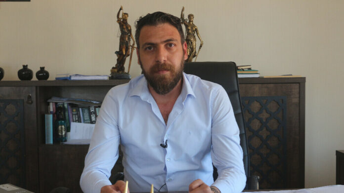 L'avocat Zeki Binbir, co-porte-parole de la Commission prisons de l’Association des avocats pour la liberté (ÖHD), dénonce les pratiques illégales des conseils d’administration et d’observation dans les prisons turques, qui bloquent arbitrairement la libération des prisonniers politiques ayant pourtant purgé les trois quarts de leur peine.
