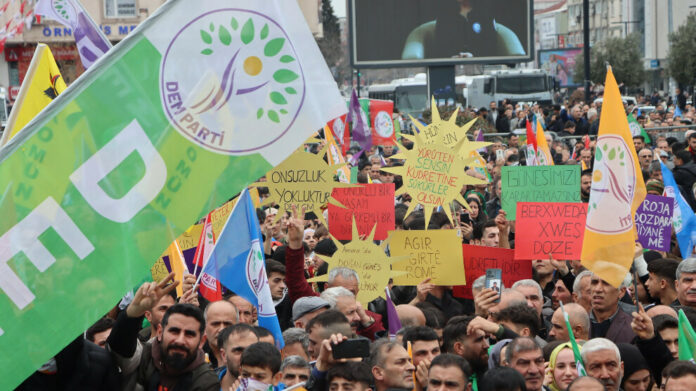 Après l'annonce du congrès du PKK, le parti DEM parle d'un tournant historique et appelle l'État, le Parlement et la société à créer ensemble les bases d'une solution démocratique à la question kurde.