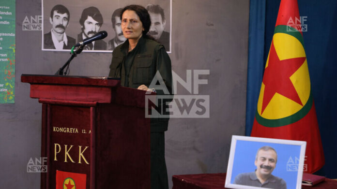 S’exprimant lors du 12ᵉ Congrès extraordinaire du Parti des travailleurs du Kurdistan (PKK), la coprésidente du Conseil exécutif de l’Union des communautés du Kurdistan (KCK), Besê Hozat, a déclaré que le mouvement kurde entrait dans une nouvelle phase historique : « Nous écrivons une nouvelle page d’histoire. Le PKK a accompli son rôle. À présent, nous allons construire un nouveau processus à partir de cet immense héritage. »