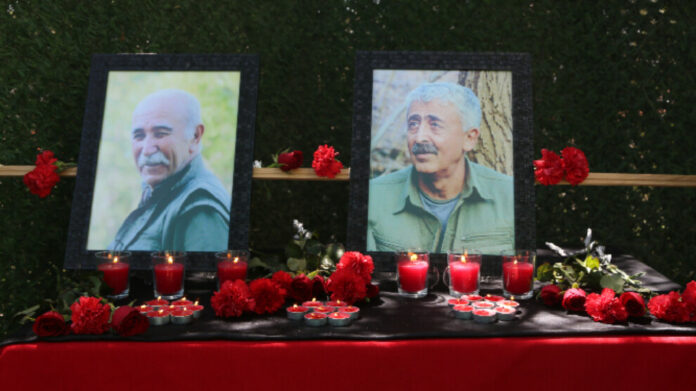Le leader kurde Abdullah Öcalan a adressé un message d’hommage à la mémoire de Rıza Altun et Ali Haydar Kaytan, deux figures historiques du PKK, dont la mort a été annoncée lors du 12e Congrès extraordinaire du mouvement. Son message a été lu lors d’une cérémonie d’hommage organisée dimanche 12 mai dans le quartier de Tuzluçayır à Ankara, au domicile de Rıza Altun.