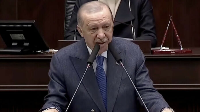 Commentant la décision du PKK de se dissoudre et de déposer les armes, le président turc Erdoğan a déclaré : « Lorsque l'organisation aura fait sa part, il appartiendra aux responsables politiques de discuter et de faire avancer les questions restantes. »