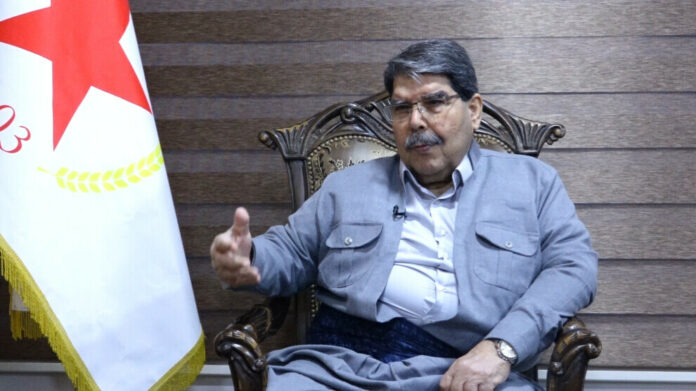 À l’issue du 12e Congrès du Parti des Travailleurs du Kurdistan (PKK), tenu du 5 au 7 mai dans les zones de défense du Kurdistan, Salih Muslim, membre du Conseil présidentiel du Parti de l’Union démocratique (PYD), a salué une étape « historique » vers un nouveau chapitre du mouvement kurde.