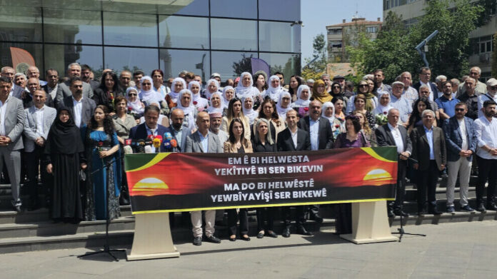 L’Initiative pour l’unité démocratique, officiellement lancée le 11 mai, se donne pour mission de rassembler les Kurdes et les autres communautés de la région du Kurdistan du Nord sous une même bannière, en faveur de la justice sociale, de la liberté et de la démocratie.