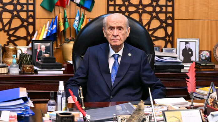 En réaction aux récentes décisions du 12e congrès du Parti des travailleurs du Kurdistan (PKK), le leader du Parti d'action nationaliste (MHP), Devlet Bahçeli, a proposé l’établissement d’une « Commission d’unité et de solidarité nationale » réunissant l’ensemble des forces politiques représentées au Parlement turc.